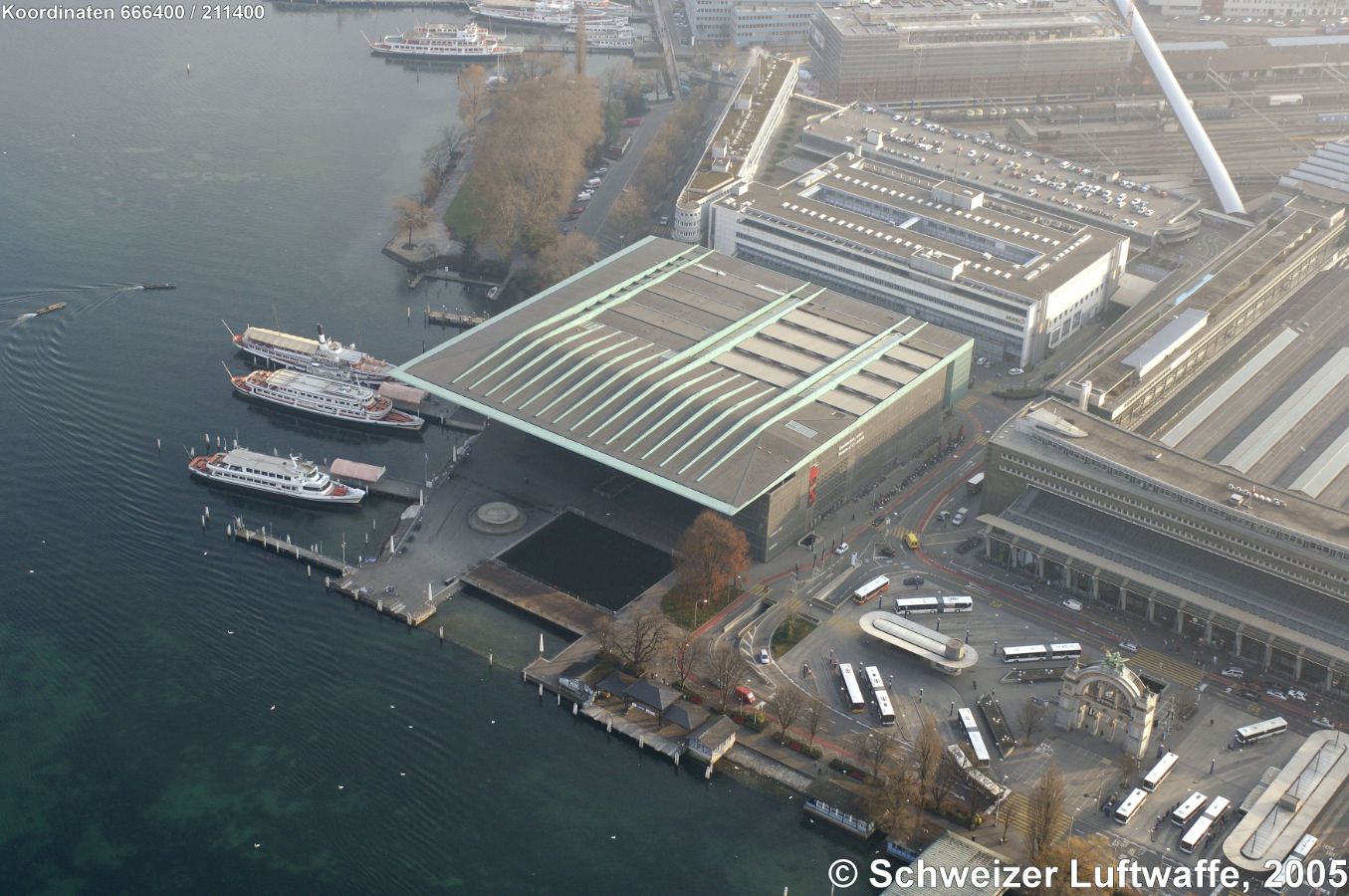 Kultur- und Kongresszentrum Luzern (KKL), Position 2'666'377.56, 1'211'418.38. Das KKL (1998 eröffnet) wurde erbaut nach Plänen des Architekten Jean Nouvel, in Zusammenarbeit mit dem Akkustiker Russell Johnson. Der Konzertsaal gilt seiner hervorragenden Akkustik wegen als einer der besten der Welt.